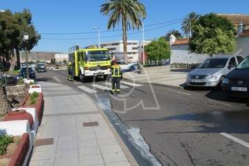 Los bomberos sofocan el incendio de un vehículo en San Juan  (Foto TA)
